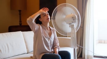 Cảnh báo: Thói quen bật quạt, điều hòa ngay sau khi đi nắng về gây hại sức khỏe