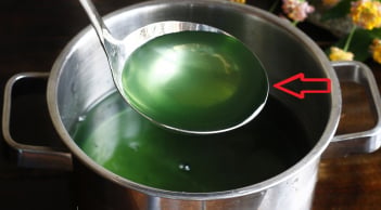 Vì sao nước luộc rau chuyển sang màu xanh đậm? Có ăn được không?