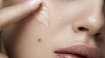 5 cách hỗ trợ làm mờ thâm lâu năm, giúp làn da đều màu và rạng rỡ hơn