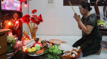 Vì sao cúng thần Tài ngày rằm không thể thiếu hoa?