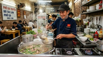 Vì sao quán phở luôn tráng bát bằng nước sôi trước khi chan phở?