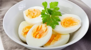 Luộc trứng bao nhiêu phút là ngon nhất? Mẹo đơn giản giúp bóc vỏ dễ dàng