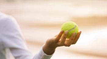 Mẹo chống mỏi chân khi đi máy bay: Chỉ cần một quả bóng tennis và chiếc tất