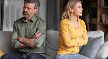 Ngoại tình tuổi trung niên: Sự im lặng là thứ giết chết hôn nhân