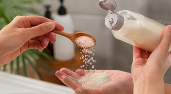 Vì sao nên cho thêm vài hạt muối vào dầu gội khi gội đầu? Nhiều người áp dụng vì 4 lợi ích này