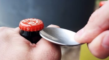 Mẹo khui nắp chai bia trong 3 giây không cần dụng cụ