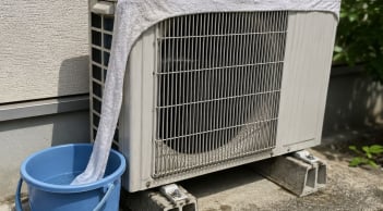 Mùa hè nắng nóng: Đặt thứ này lên cục nóng điều hòa có thể giúp máy hoạt động tốt, giảm tiền điện
