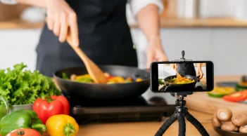 Vì sao nhiều người thích xem video nấu ăn dù không hề vào bếp?