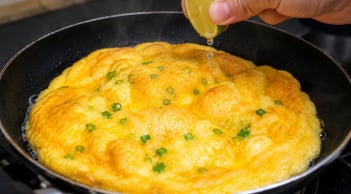 Đổ nước vào trứng vừa tanh vừa loãng: Thêm thứ này trứng vàng óng ngay