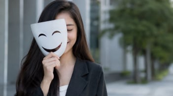 Vì sao người hay cười chưa chắc là người vui vẻ nhất?