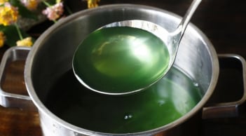 Nước luộc rau muống có màu xanh đậm: Có phải do hóa chất, thuốc trừ sâu?