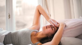 Tóc bớt xù rối mỗi sáng nhờ 5 thói quen đơn giản thực hiện trước khi đi ngủ