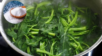Vì sao muối giúp rau luộc xanh hơn?