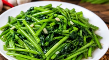 Xào rau theo cách này, rau giòn xanh mướt, nhìn là muốn ăn