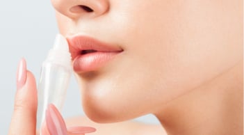 5 thói quen giúp cải thiện môi khô nứt, bong tróc và kém mềm mại mỗi ngày
