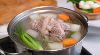 Có nên dùng nước luộc thịt để nấu canh? Loại nước này giàu dinh dưỡng hay nhiều tạp chất?