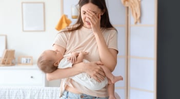 Phụ nữ sau sinh và góc khuất tâm lý phía sau hành trình làm mẹ