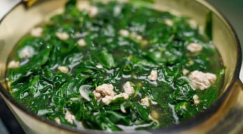 Tại sao nên vò rau ngót trước khi nấu?