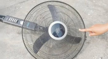 Mẹo làm sạch quạt trong 5 phút không cần tháo lắp: Bụi bẩn tự bong ra nhờ 1 chiếc túi nilon