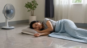 Mùa hè nằm ngủ dưới sàn nhà: Muốn thoải mái mà không hại thân thì đừng bỏ qua 5 điều quan trọng này