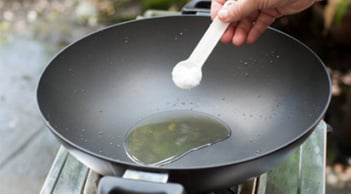 Vì sao khi chiên rán người ta thường thả vài hạt muối vào chảo dầu?