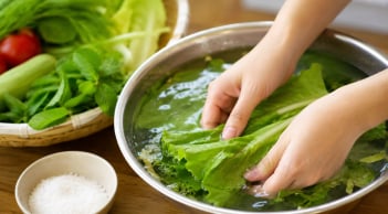 Vì sao ngâm rau nước muối không sạch như nhiều người nghĩ? Những mẹo làm sạch rau sống đúng cách
