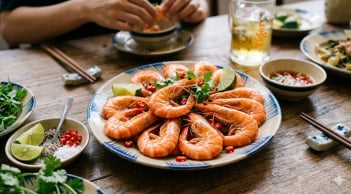 Luộc tôm cứ cho thứ này vào, tôm đỏ au, chắc thịt, không tanh