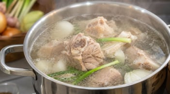 Ninh xương lửa to hay lửa nhỏ, chần xương từ nước sôi hay nước lạnh? Nhiều người đang làm sai