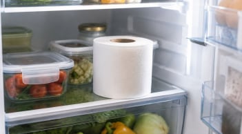 Vì sao nên đặt cuộn giấy trong tủ lạnh? Công dụng bất ngờ không phải ai cũng biết