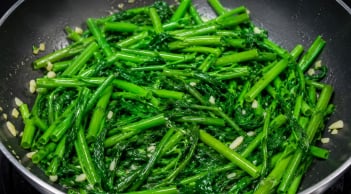  Cách xào rau muống xanh mướt, giòn ngon không bị thâm xỉn hay vàng úa