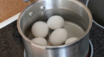 Luộc trứng cho vào từ nước lạnh hay nước sôi?