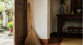 Người xưa rất kiêng đặt chổi quét nhà ở 3 nơi này: Tưởng tiện tay nhưng dễ gây ảnh hưởng xấu