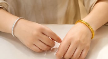 Vì sao người xưa dặn đeo vòng vàng tay trái, bạc tay phải? Góc nhìn thú vị ít người biết