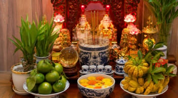 Vì sao ban thờ Thần Tài hay có thêm một bát nước thả hoa? Nhiều người làm theo nhưng chưa hiểu hết ý nghĩa
