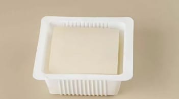 Vì sao đậu phụ luôn được ngâm trong nước?