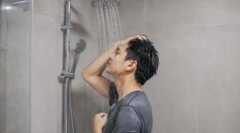 Mùa hè tắm nhiều lần trong ngày có tốt không? Những lưu ý không phải ai cũng biết