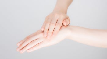 Bí quyết chăm sóc da tay mềm mịn và giữ đôi tay thon đẹp ngay tại nhà
