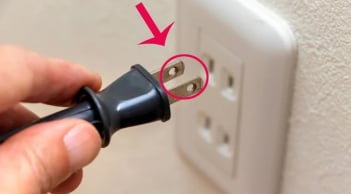 Tại sao phích cắm điện dẹt lại có 2 lỗ tròn?