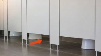 Vì sao cửa phòng tắm, nhà vệ sinh công cộng thường có khe hở lớn phía dưới?