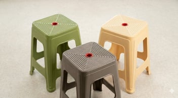 Vì sao ghế nhựa luôn có một chiếc lỗ tròn ở giữa?