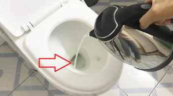 Vì sao khi qua đêm trong khách sạn người ta thường đun 1 bình nước nóng đổ vào nhà vệ sinh?