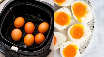 Cách dùng nồi chiên không dầu luộc trứng lòng đào, lòng đảo dẻo quánh, béo ngậy