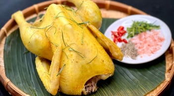 Cách luộc gà không cần nước, thơm ngon, đậm vị hơn hẳn