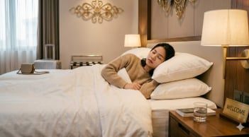Ngủ với gối quá cao có thể làm tăng nguy cơ đột quỵ! Các bác sĩ cảnh báo về 5 mối nguy hiểm