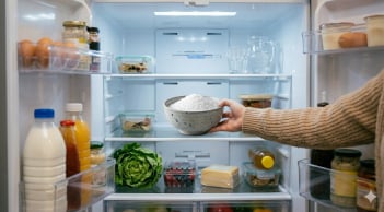 Vì sao bạn nên đặt ngay một bát muối vào trong tủ lạnh?