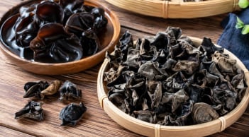 Vì sao không được ăn mộc nhĩ tươi mà phải phơi sấy khô? Tưởng nhỏ mà không nhỏ