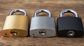 Vì sao ổ khóa lại có thêm những lỗ nhỏ? Công dụng thật sự không phải ai cũng biết