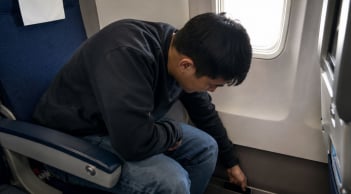 Đi máy bay phải nhớ: Điện thoại rơi vào khe ghế thì không tự ý nhặt, vì sao? Cảnh báo này rất quan trọng