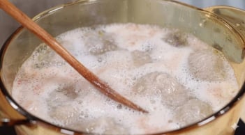 Lớp bọt khi luộc thịt, hầm xương: Là 'tinh túy' hay 'chất bẩn' cần loại bỏ?