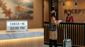 Nhận phòng sớm, trả phòng muộn: Khách sạn tính phí như thế nào?